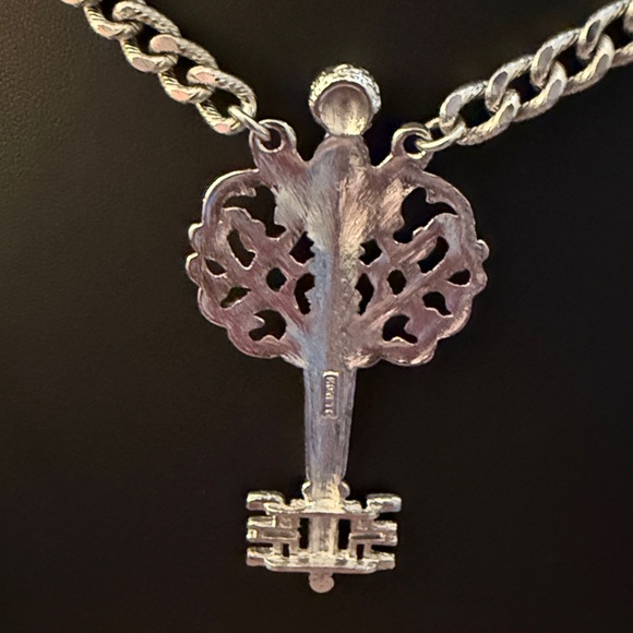 Vintage Monet Key Pendant Necklace in Brushed Silver Tone. Circa 1960’s. Signed. - Picture 5 of 7